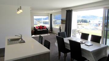 House, 3 Bedrooms, Lake View | In-room dining