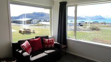 House, 3 Bedrooms, Lake View | Living area | Fireplace