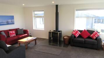 House, 3 Bedrooms, Lake View | Ruang tamu | Pendiangan