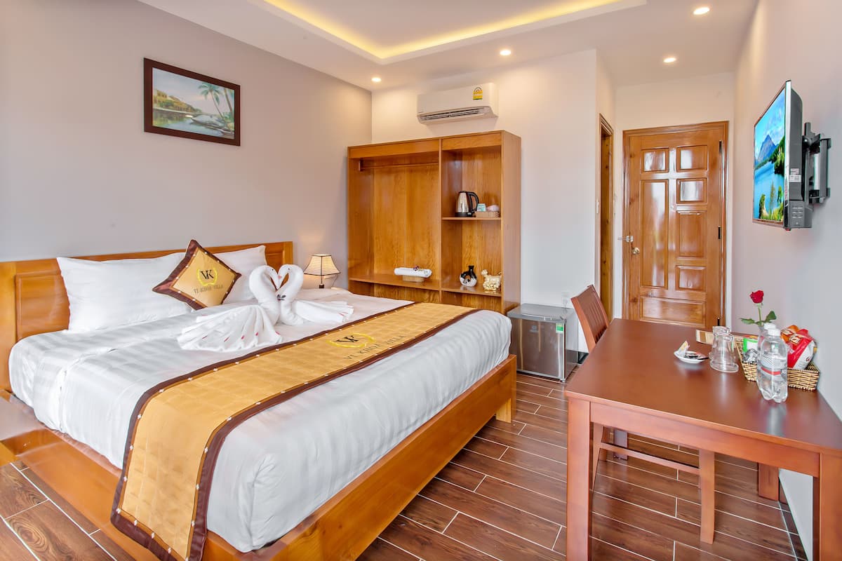 Deluxe Double Room | Minibar, desk, blackout drapes, free WiFi