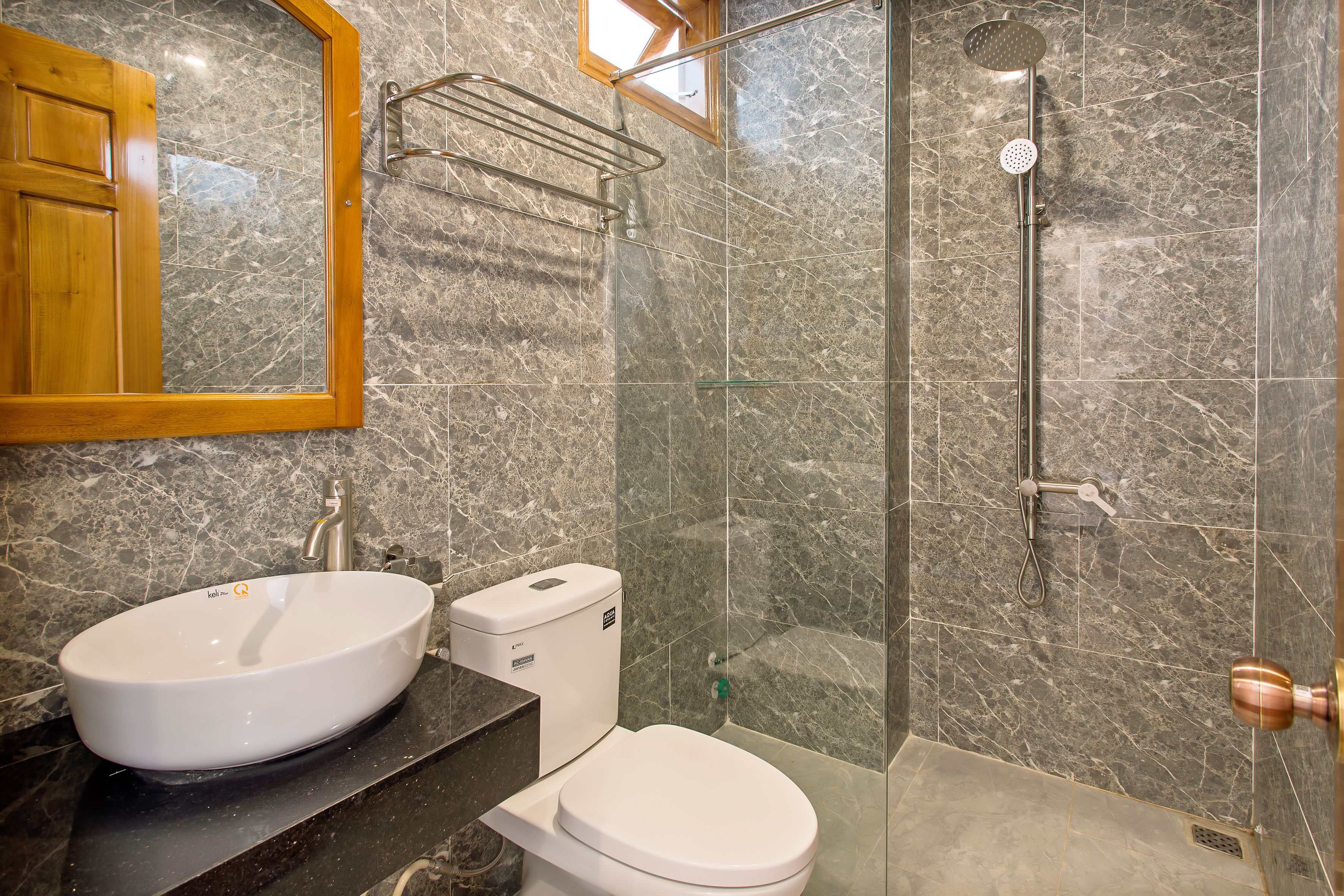 shower, free toiletries, hair dryer, slippers