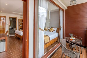 Habitación familiar, balcón, vistas a la ciudad | Minibar, escritorio, cortinas opacas y wifi gratis