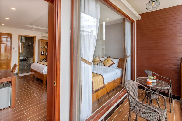 Familienzimmer, Balkon, Stadtblick | Minibar, Schreibtisch, Verdunkelungsvorhänge, kostenloses WLAN