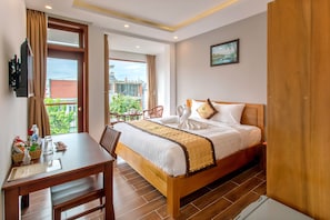 Deluxe Double Room | Minibar, desk, blackout drapes, free WiFi