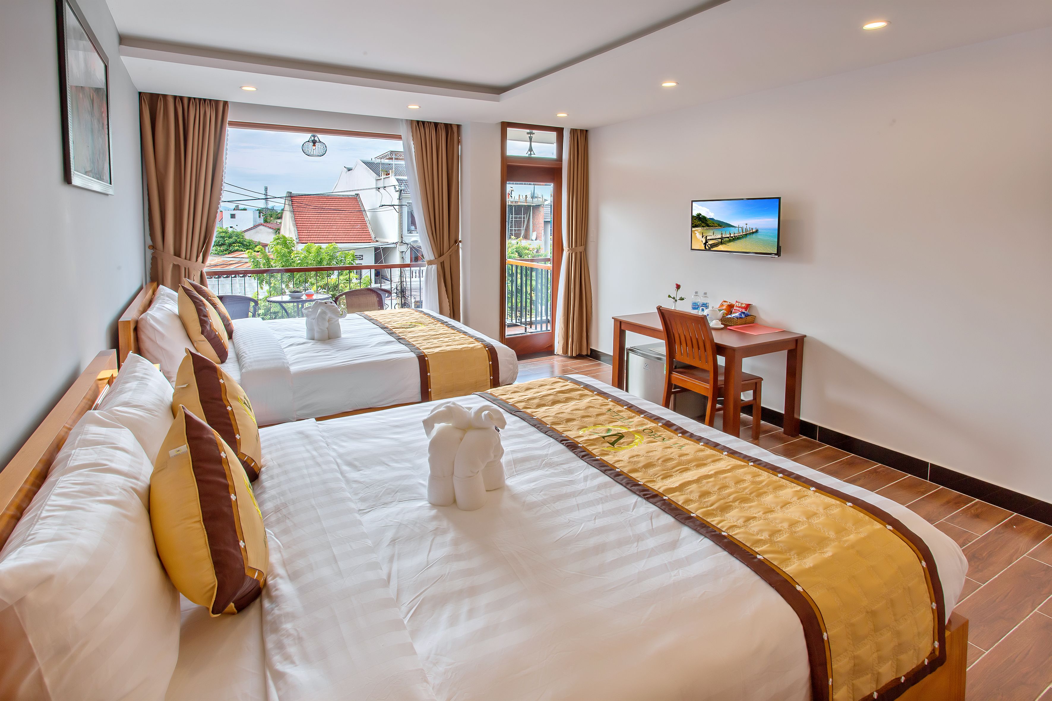 family room, balcony, city view | view from room