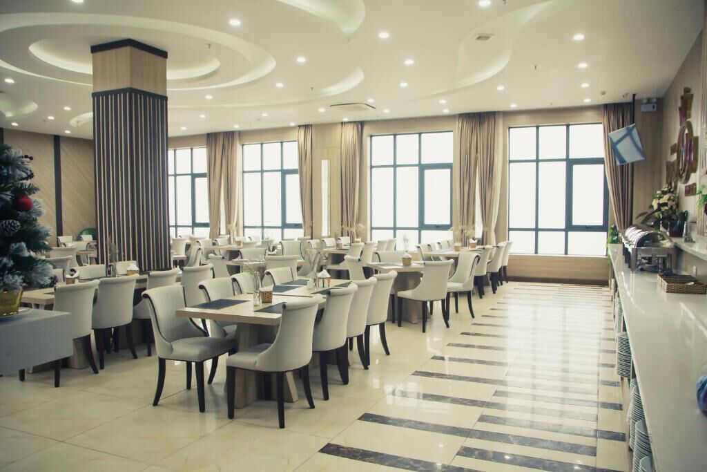 Phục vụ bữa sáng, bữa trưa, bữa tối, món địa phương và quốc tế 