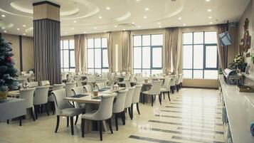 Phục vụ bữa sáng, bữa trưa, bữa tối, món địa phương và quốc tế