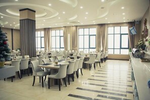 Phục vụ bữa sáng, bữa trưa, bữa tối, món địa phương và quốc tế