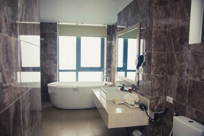 Royal Room (Honeymoon) | Bilik Mandi | Kelengkapan dandanan diri berjenama, pengering rambut, jubah mandi 