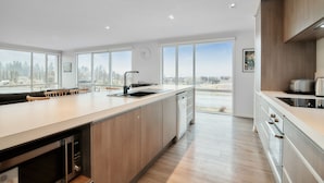 Casa, 2 quartos, vista para o lago | Cozinha privada | Cafeteira/chaleira, geladeira grande, micro-ondas, fogão