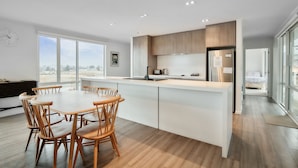 Casa, 2 quartos, vista para o lago | Cozinha privada | Cafeteira/chaleira, geladeira grande, micro-ondas, fogão