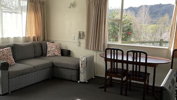 Standaard kamer, 2 slaapkamers | Woonruimte | Een 32-inch lcd-televisie met satellietzenders