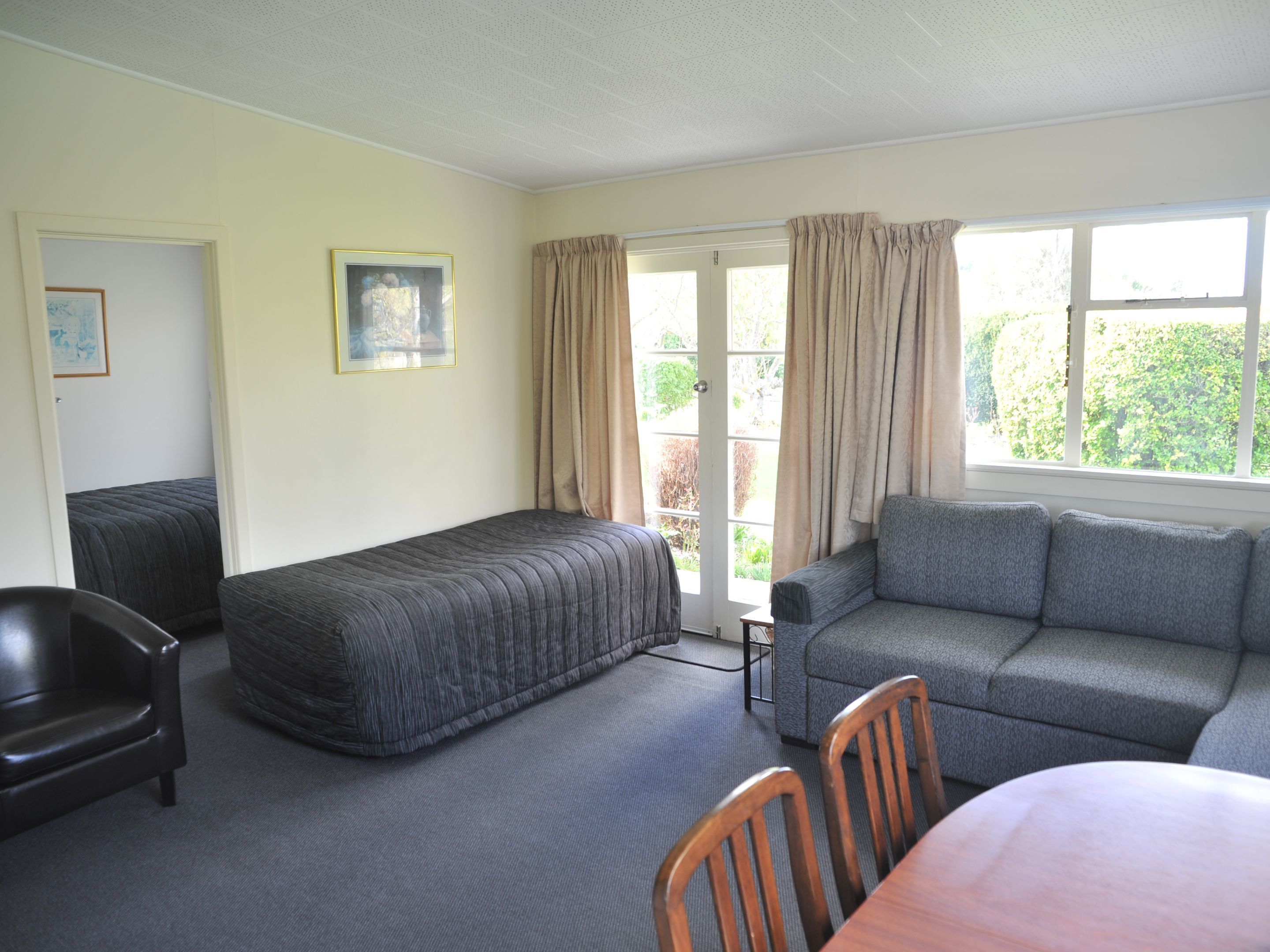 Standaard kamer, 2 slaapkamers | Een laptopwerkplek, een strijkplank/strijkijzer, gratis wifi, beddengoed