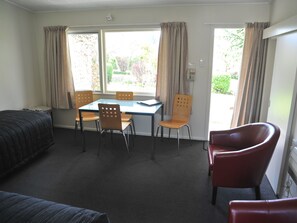 One Bedroom  | Laptop workspace, iron/ironing board, free WiFi, bed sheets - Alexandra Garden Court Motel (Alexandra)