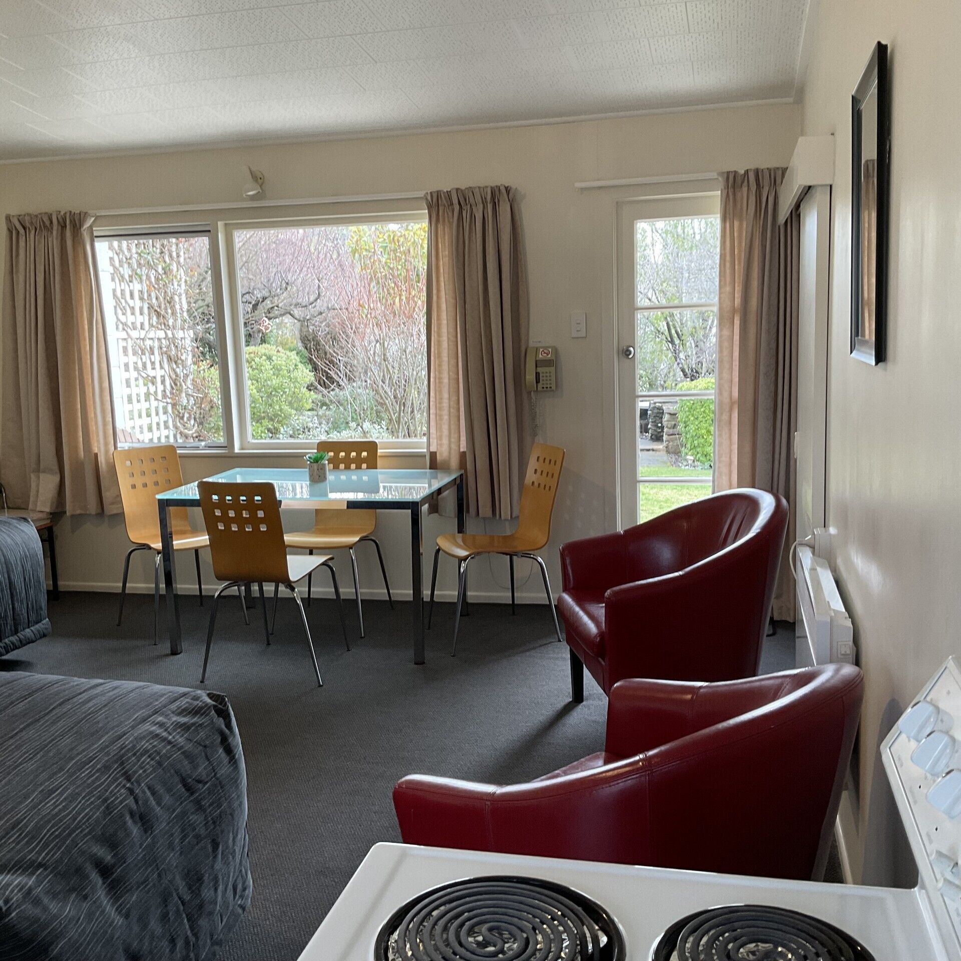 Chambre Standard | Espace de travail pour ordinateur portable, fer et planche à repasser