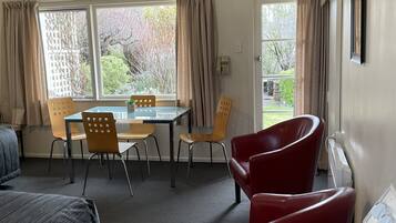 Chambre Standard | Espace de travail pour ordinateur portable, fer et planche Ă repasser