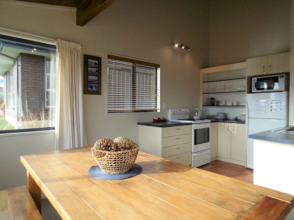 Maison, 1 chambre, vue lac | Cuisine privée | Grand réfrigérateur, micro-ondes, four, plaque de cuisson