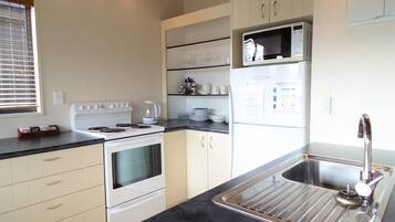 House, 1 Bedroom, Lake View | Private kitchen | Full-size fridge, microwave, oven, stovetop