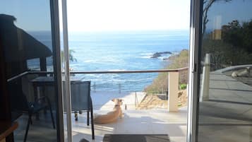 Comfort Suite, 1 King Bed, Ocean View, Oceanfront R2 | 1 sovrum, värdeförvaringsskåp på rummet och individuell inredning