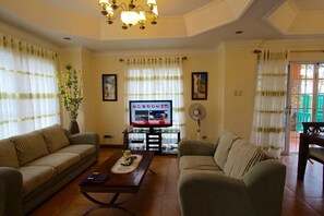 House, 5 Bedrooms | Living room | Flat-screen TV