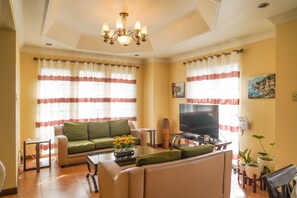 House, 5 Bedrooms | Living area