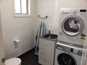 Separate bathtub and shower, deep-soaking bathtub, free toiletries - Wallsend on Longworth (Wallsend)