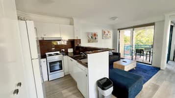 Apartamento, 2 quartos | Cozinha privada | Geladeira, micro-ondas, cafeteira/chaleira, chaleira elétrica