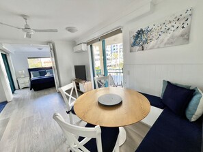 아파트, 침실 2개 | 각각 다른 스타일의 인테리어, 각각 다르게 가구 비치, 노트북 작업 공간, 암막 커튼