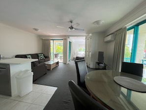 Apartment, 2 Schlafzimmer | Wohnbereich | Fernseher