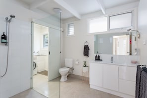 House, Multiple Beds, Non Smoking | Bathroom
