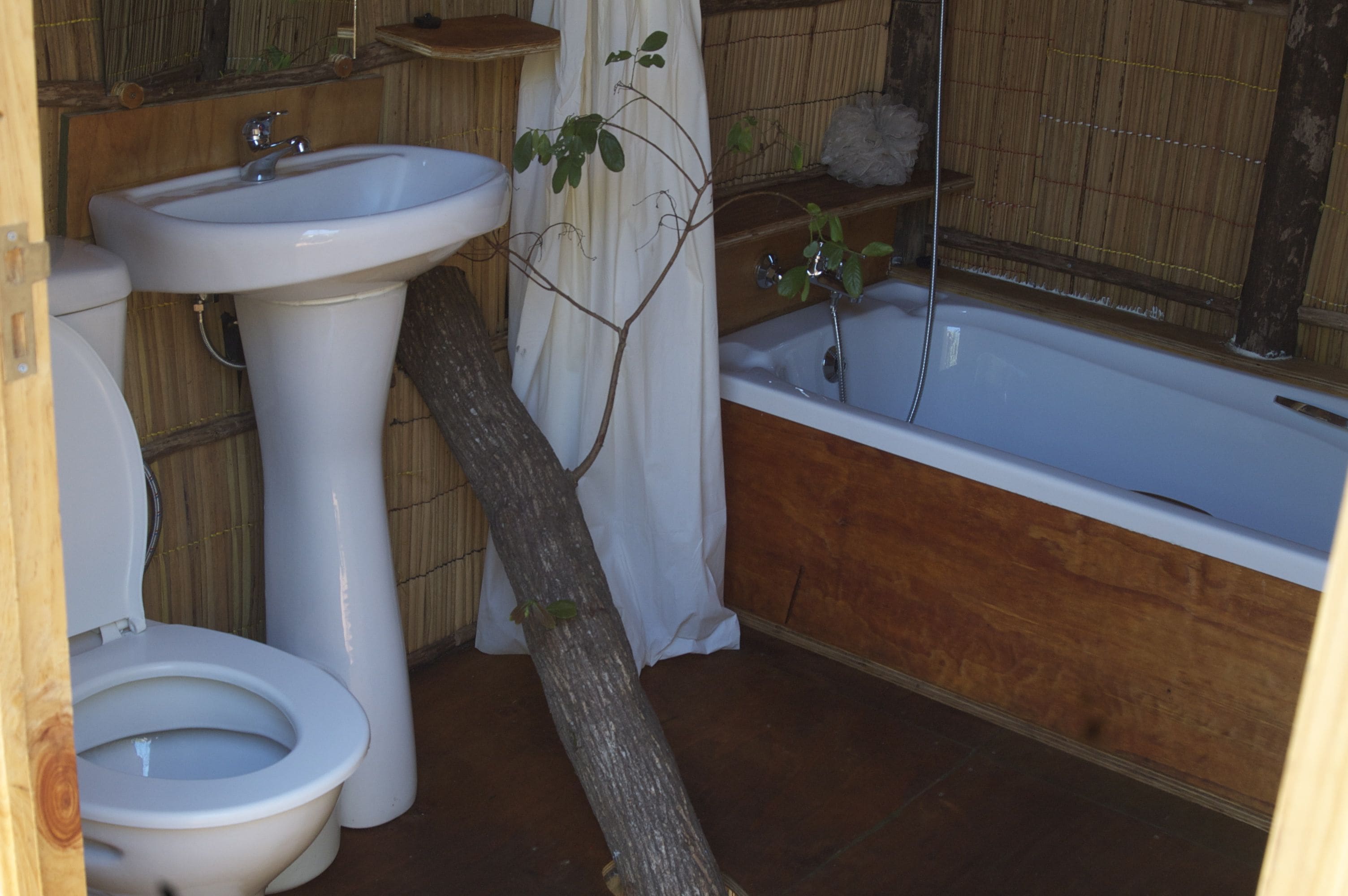 Un baño con inodoro, lavabo y bañera.