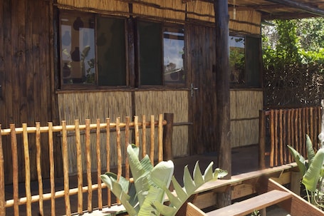 Unterkunftsgelände. Gamboozini Lodge