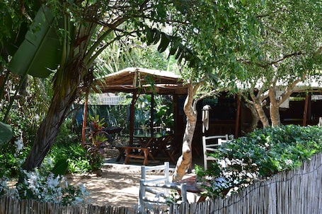 Poolbar. Gamboozini Lodge