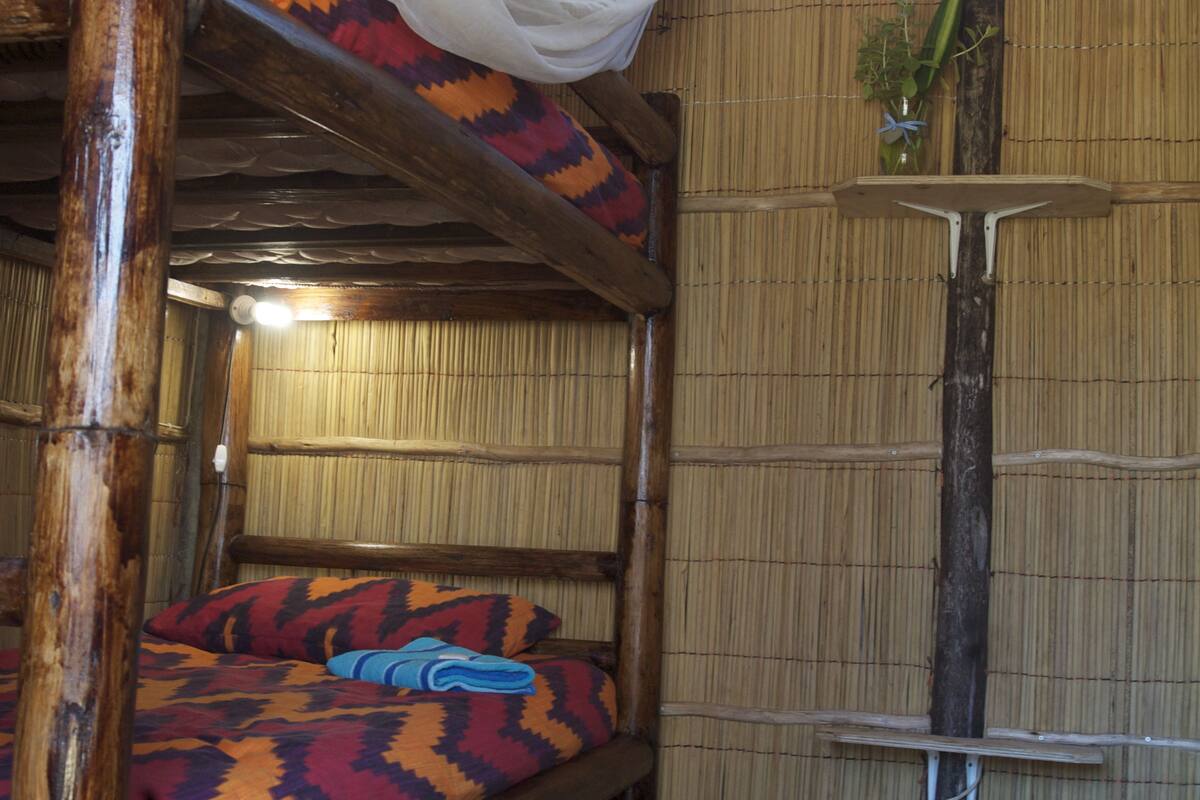 Dormitorio compartido básico, solo para mujeres, vista a la alberca, junto a la alberca (4 pax) | 1 habitación, caja de seguridad en la habitación y cortinas blackout 