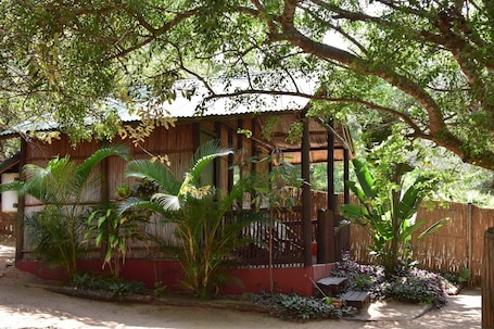 Unterkunftsgelände. Gamboozini Lodge