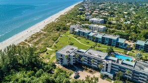 Ein Resort mit mehreren Gebäuden, einem Strand und einem Pool.
