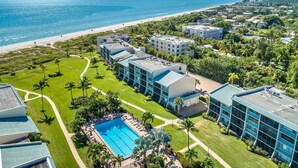 Ein Resort mit Pool, Strandlage und modernen Gebäuden.