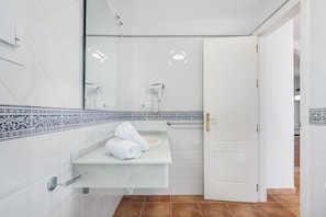 Baignoire, séchoir à cheveux, bidet, serviettes fournies