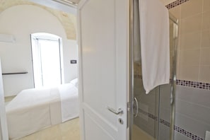 Shower, free toiletries, hair dryer, bidet