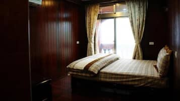 Desk, soundproofing, free WiFi, bed sheets