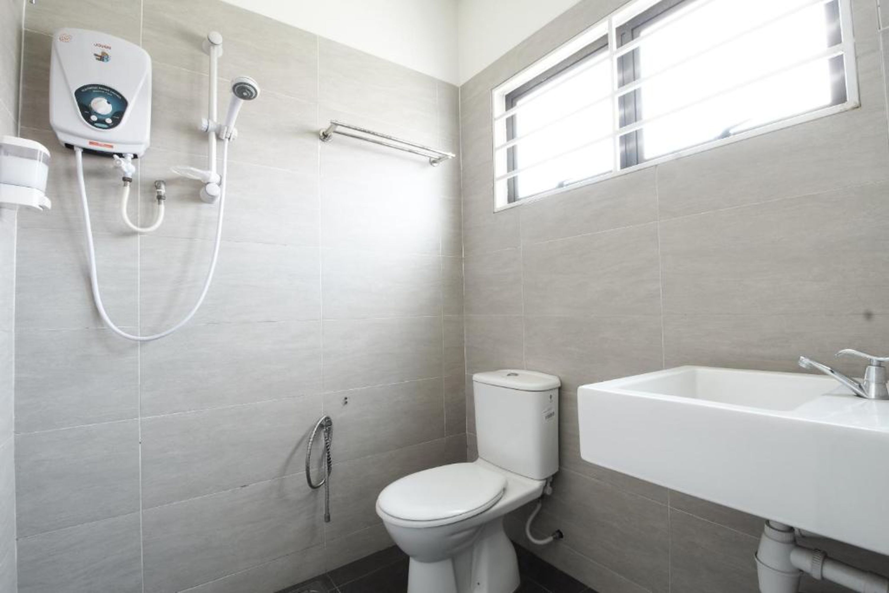 Un baño moderno con inodoro, bidé y lavamanos.
