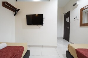 Een bureau, een strijkplank/strijkijzer, gratis wifi, beddengoed
