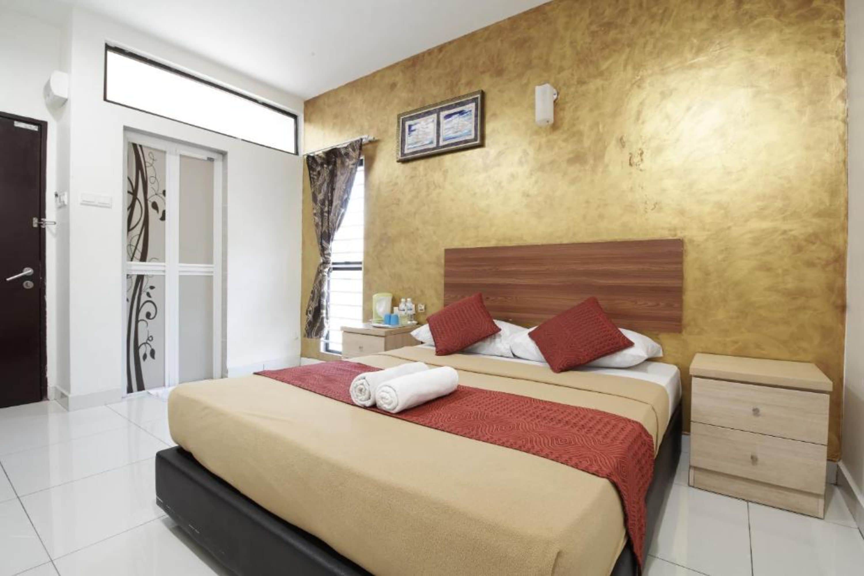 Deluxe Queen Room | Desk, iron/ironing board, free WiFi, bed sheets