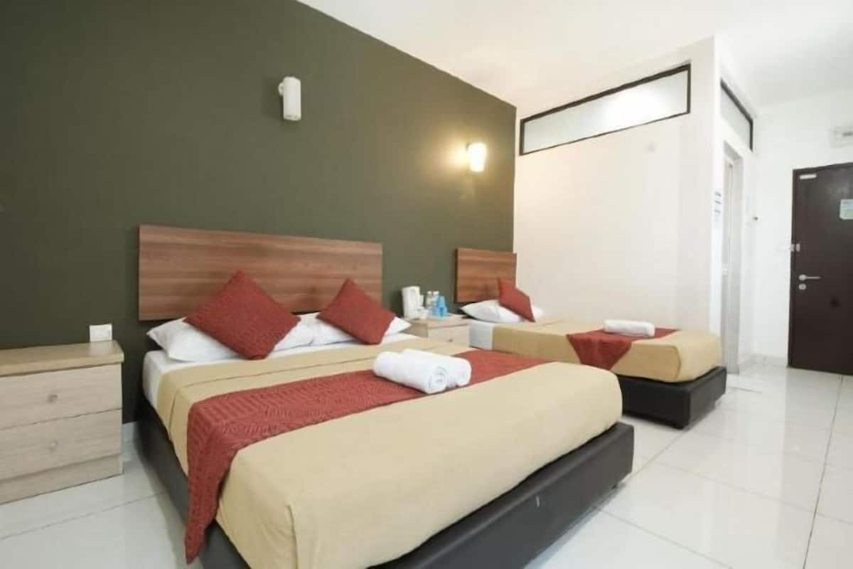 Meja, seterika/papan seterika, Wi-fi percuma, cadar katil