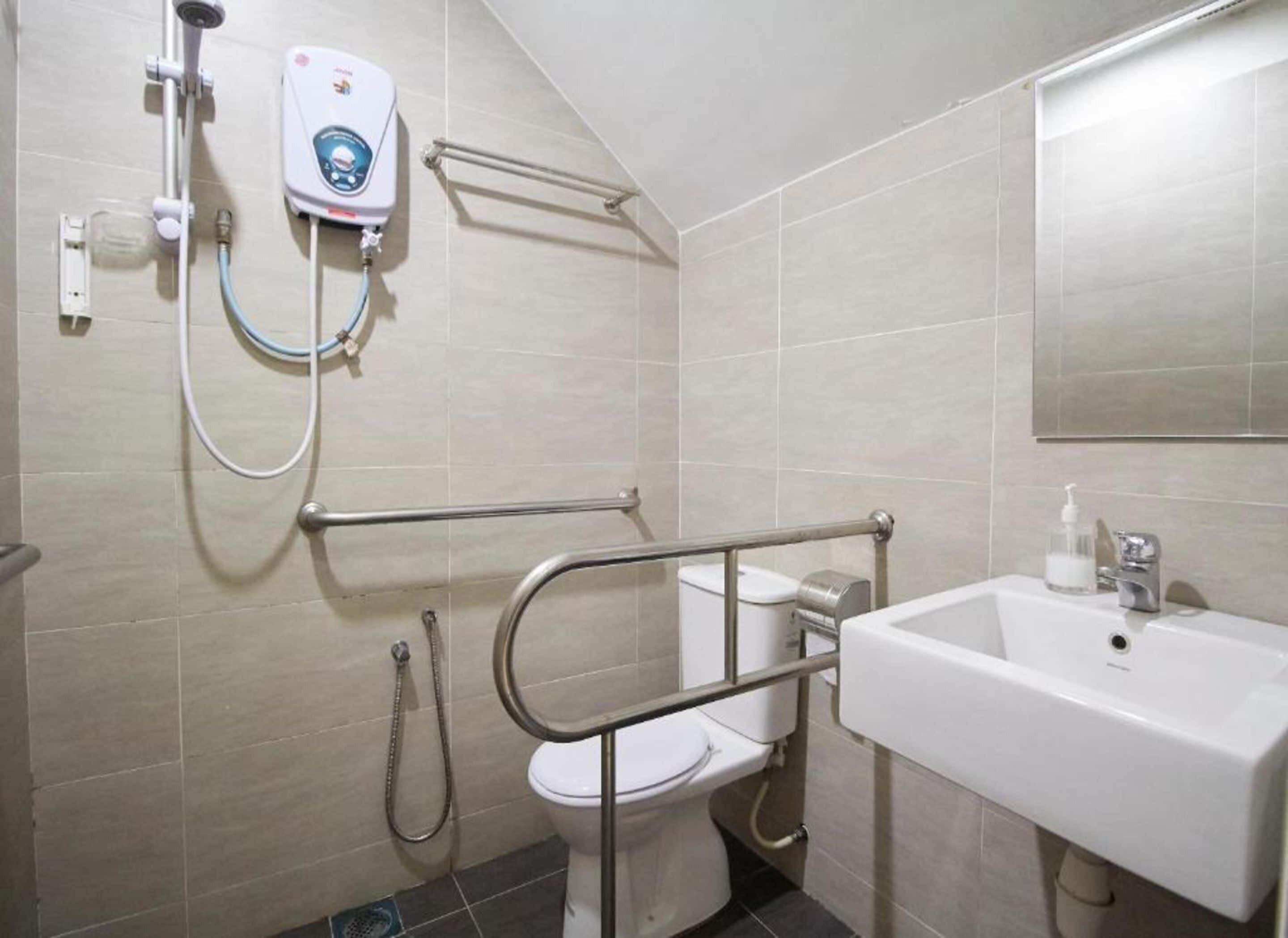 shower, free toiletries, hair dryer, bidet