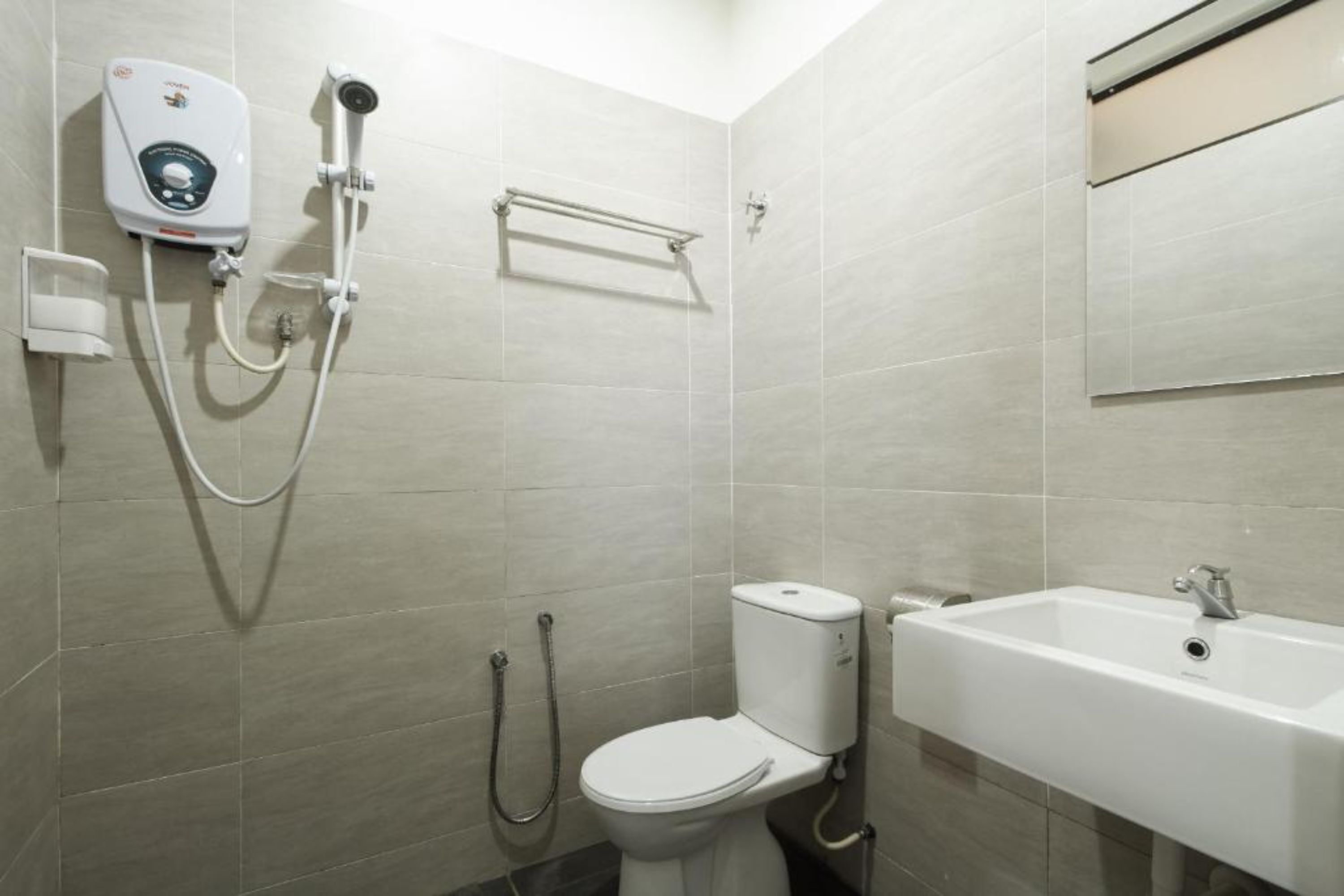 shower, free toiletries, hair dryer, bidet