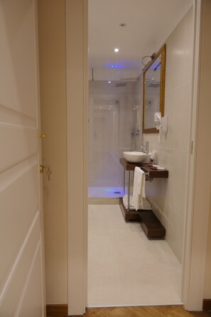 Shower, rainfall showerhead, free toiletries, hair dryer - B&B City Soul Spaccanapoli (Naples)