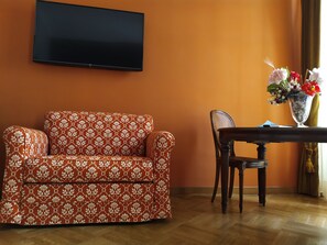 Comfort Double Room, 1 Queen Bed with Sofa bed, Non Smoking | Living area | Smart TV