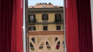 Une pièce dotée d’une porte-fenêtre coulissante donnant sur un balcon.