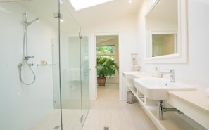 Deluxe House, 2 Bedrooms | Bathroom